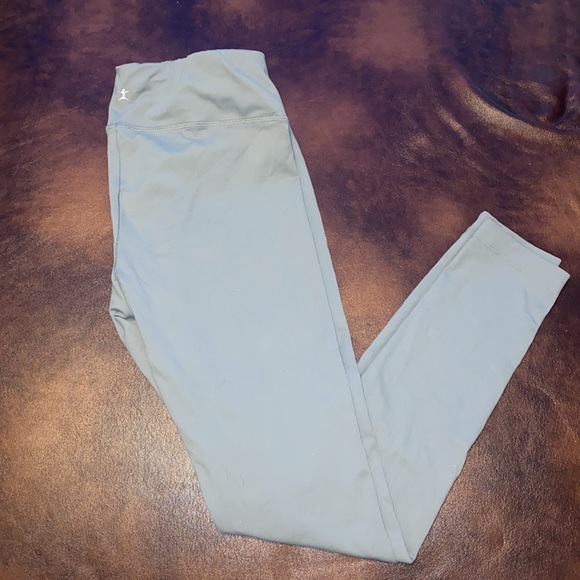 🦋Adorable Light green leggings! - Picture 2 of 6